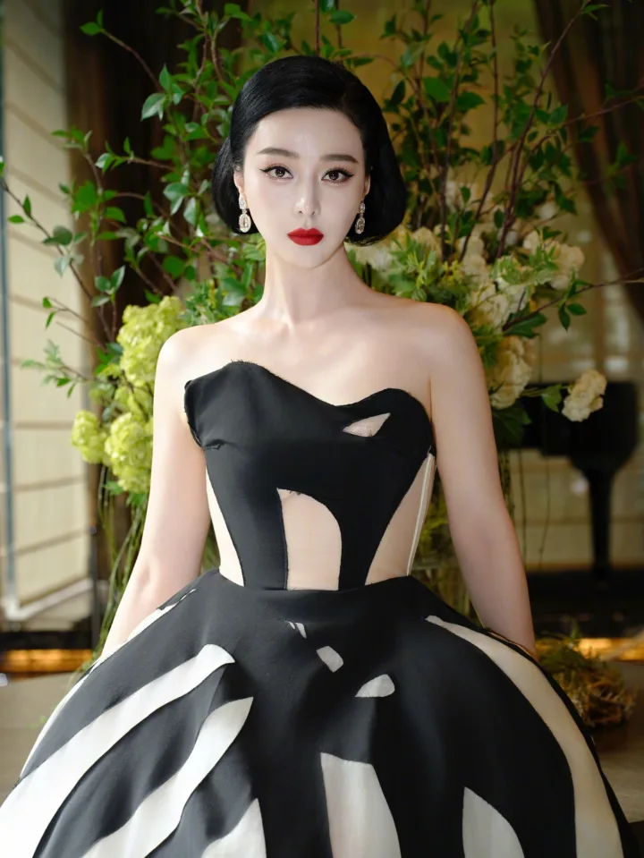 范冰冰黑白抹胸礼服复古惊艳，纤腰香肩美得摄人心魄 第3张
