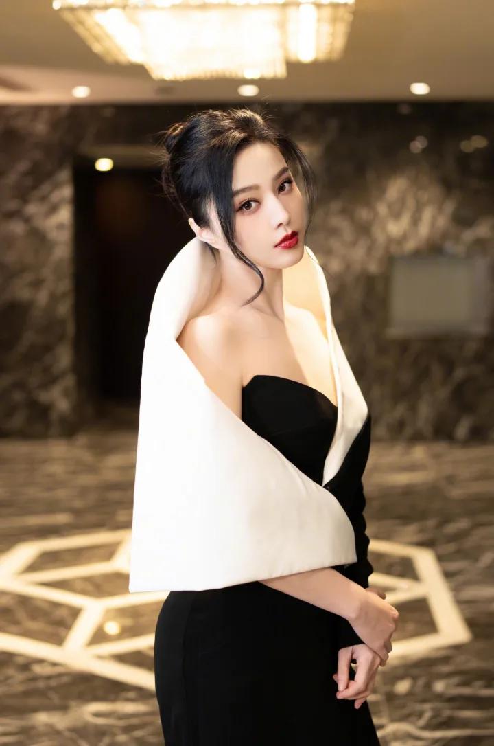 范冰冰黑白礼服大胆开衩，雪白香肩配修长美腿性感迷人 第2张