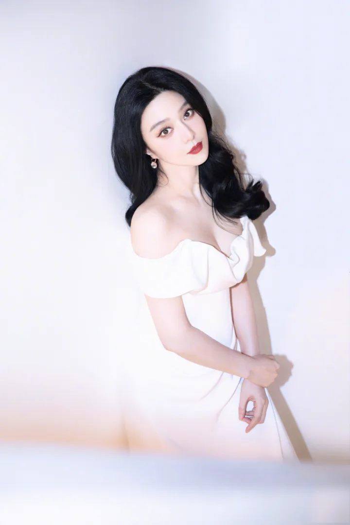 范冰冰黑色卷发妩媚动人，白裙露肩尽显成熟女人味 第6张