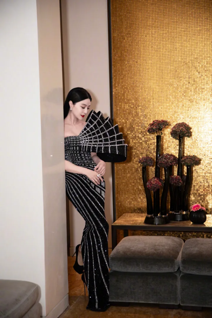 范冰冰黑钻礼服冷艳夺目，香肩纤腰尽显女王范 第2张