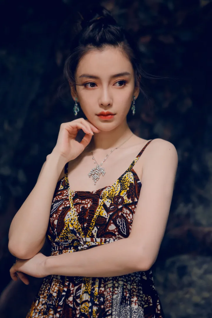 杨颖一袭异域风情印花裙，红唇美眸散发神秘诱惑 第3张