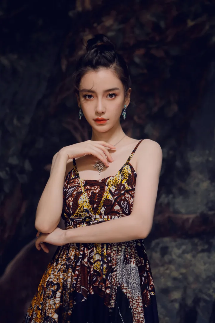 杨颖一袭异域风情印花裙，红唇美眸散发神秘诱惑 第1张