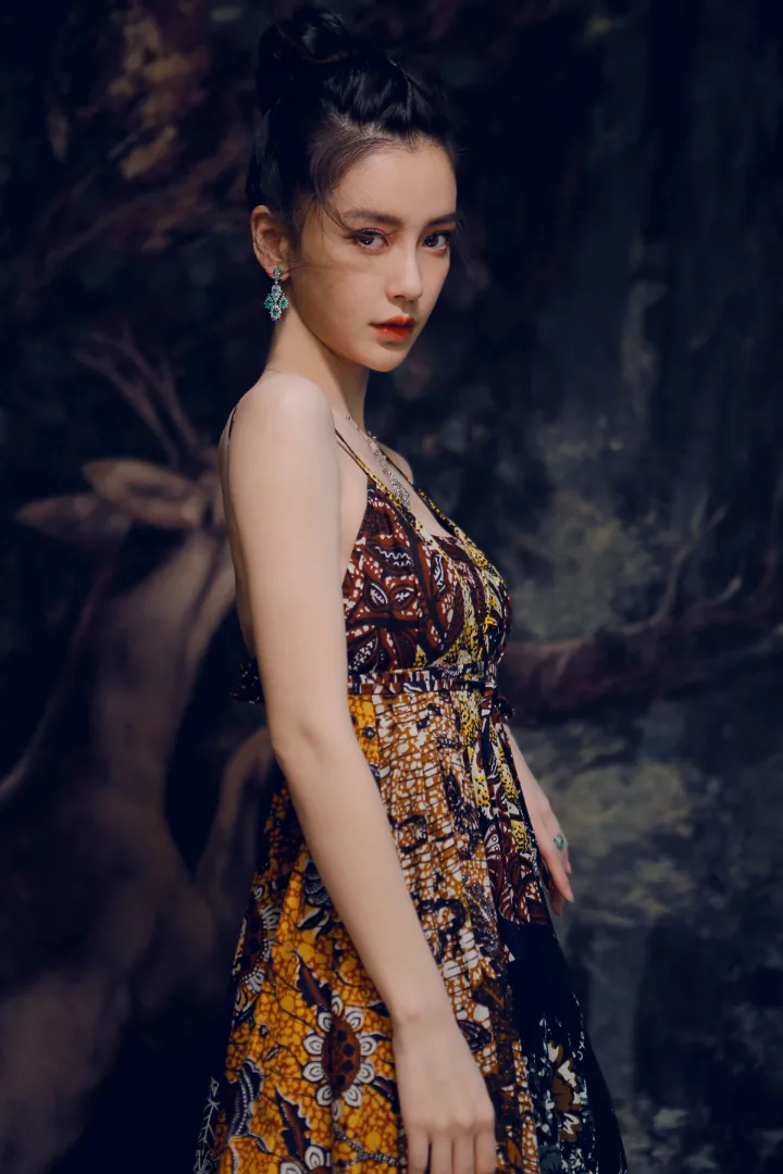 杨颖一袭异域风情印花裙，红唇美眸散发神秘诱惑 第2张