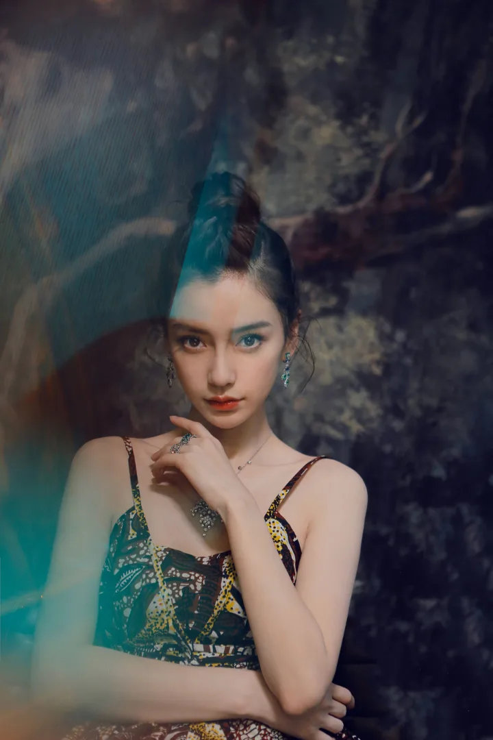 杨颖一袭异域风情印花裙，红唇美眸散发神秘诱惑 第6张