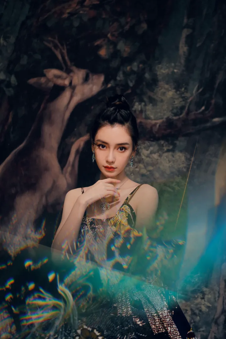 杨颖一袭异域风情印花裙，红唇美眸散发神秘诱惑 第7张