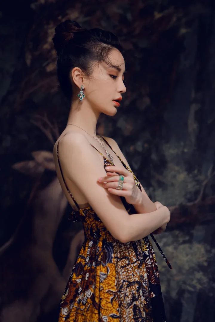 杨颖一袭异域风情印花裙，红唇美眸散发神秘诱惑 第4张