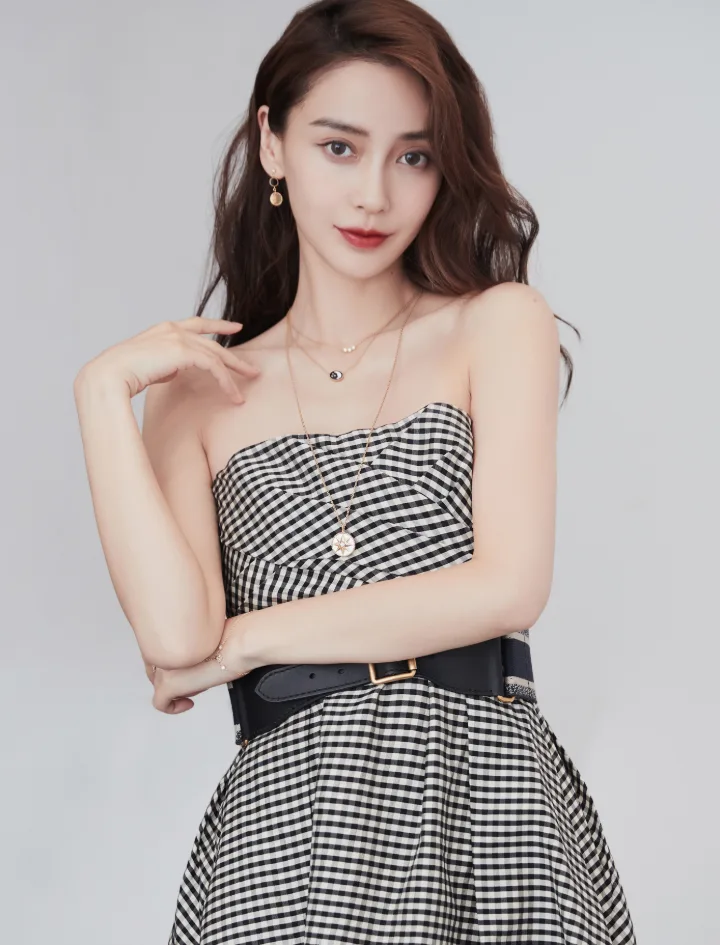 杨颖一袭格纹抹胸长裙气质迷人，黑色高跟鞋衬出纤细玉足 第5张