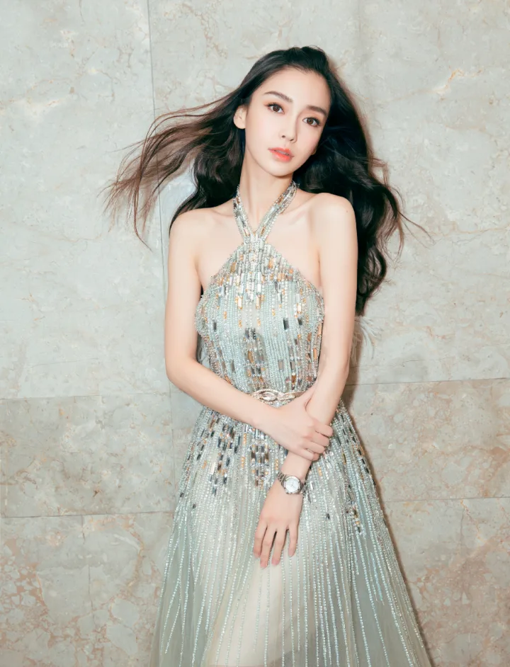 杨颖一袭珠光轻纱裙，曼妙双腿在裙摆间隐约浮现 第3张