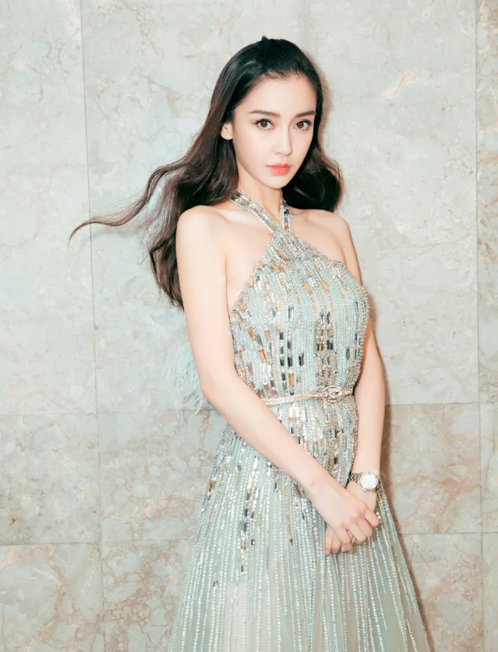 杨颖一袭珠光轻纱裙，曼妙双腿在裙摆间隐约浮现 第7张