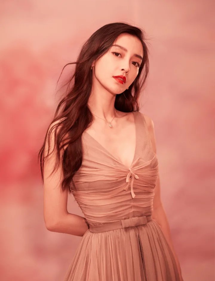 杨颖一袭粉色深V礼裙，纤细玉腿搭配尖头高跟鞋 第6张