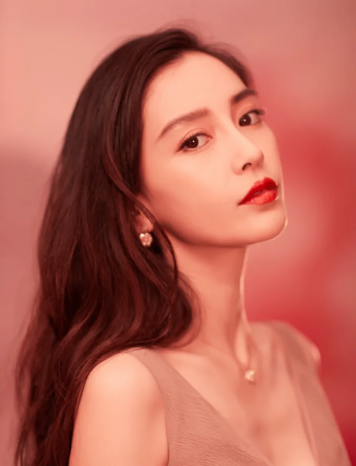 杨颖一袭粉色深V礼裙，纤细玉腿搭配尖头高跟鞋 第4张