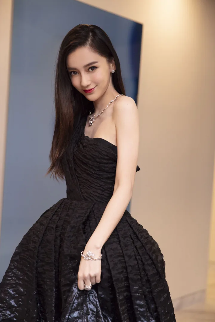 杨颖一袭黑色蓬蓬长裙，精致珠宝衬托白皙香肩 第8张