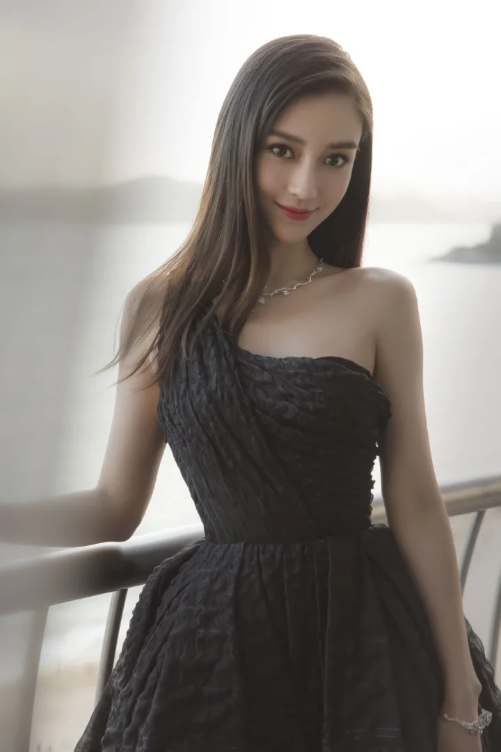 杨颖一袭黑色蓬蓬长裙，精致珠宝衬托白皙香肩 第4张