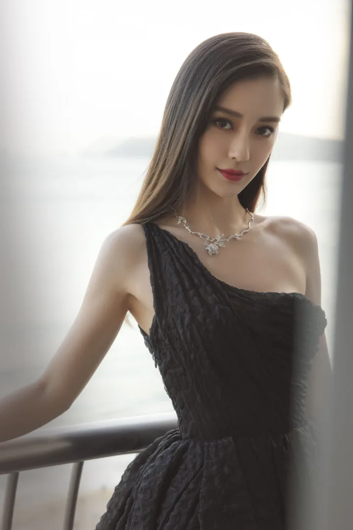 杨颖一袭黑色蓬蓬长裙，精致珠宝衬托白皙香肩 第1张