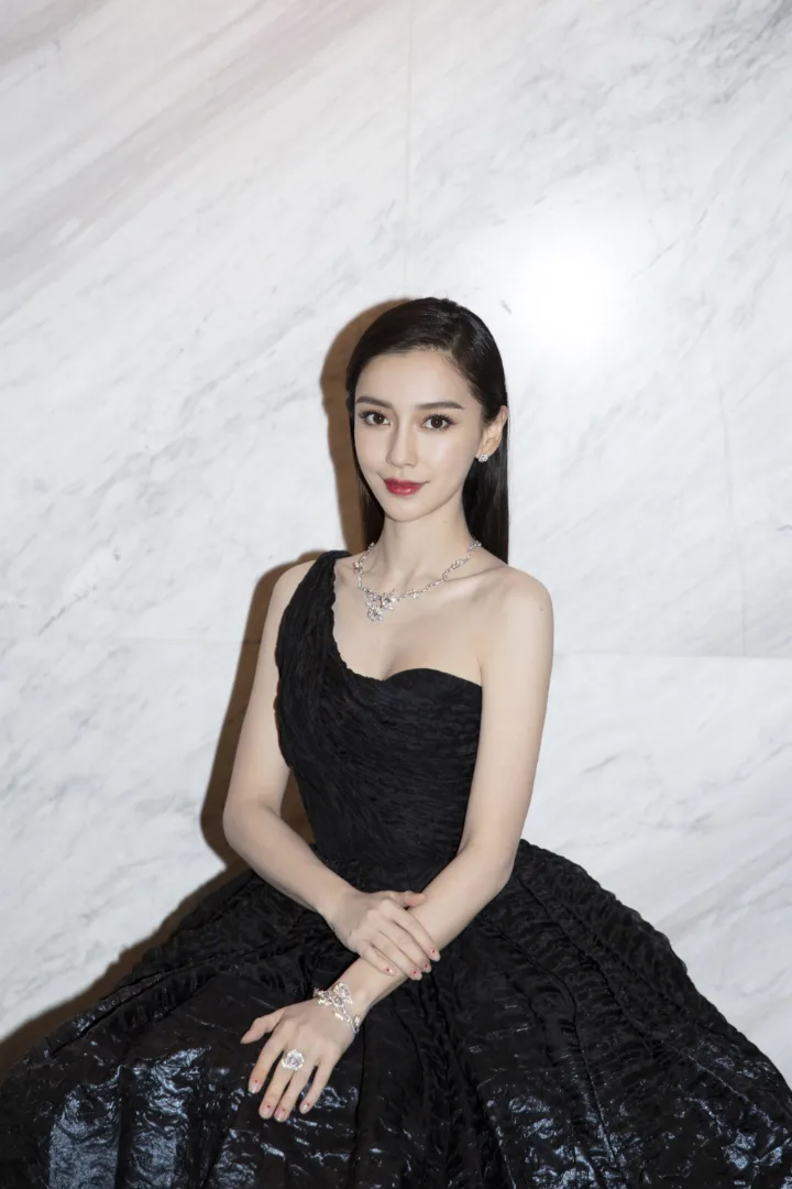 杨颖一袭黑色蓬蓬长裙，精致珠宝衬托白皙香肩 第2张