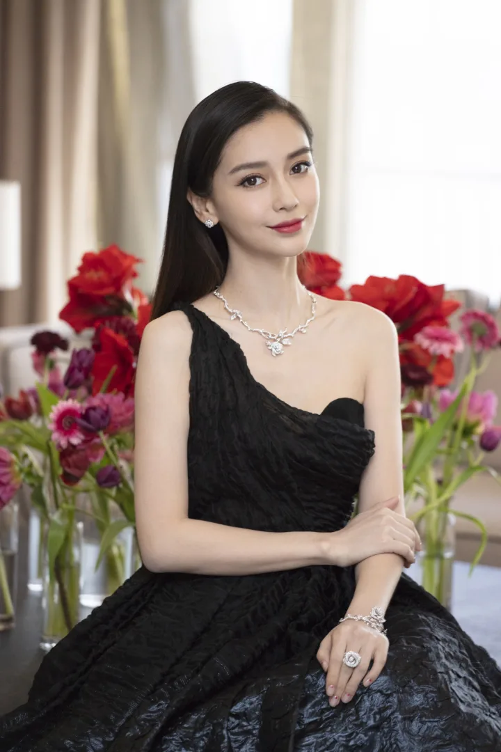 杨颖一袭黑色蓬蓬长裙，精致珠宝衬托白皙香肩 第10张