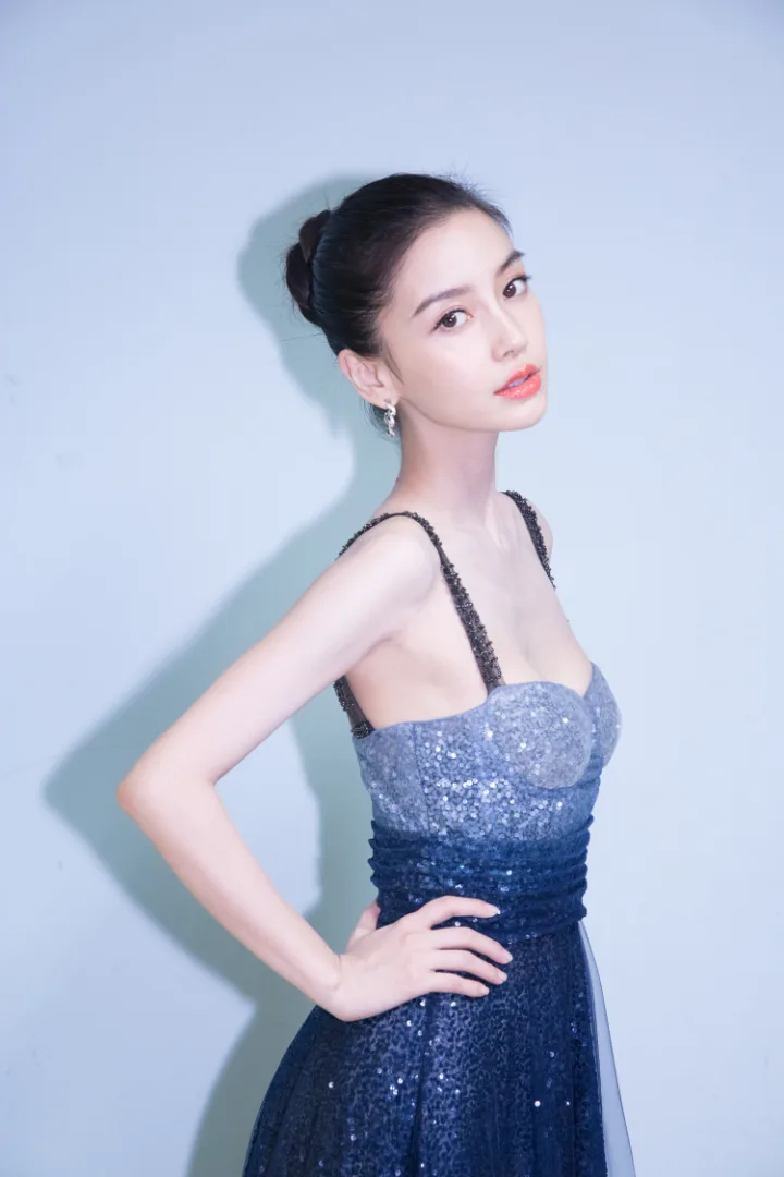 杨颖一袭Dior璀璨星空裙，香肩锁骨尽显优雅仙气 第9张