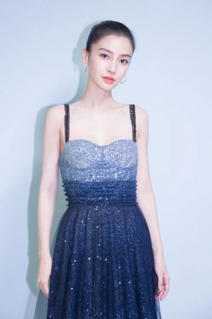 杨颖一袭Dior璀璨星空裙，香肩锁骨尽显优雅仙气 第1张