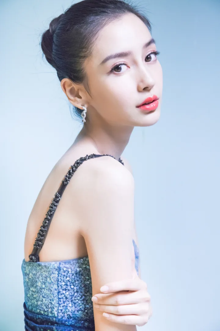 杨颖一袭Dior璀璨星空裙，香肩锁骨尽显优雅仙气 第4张