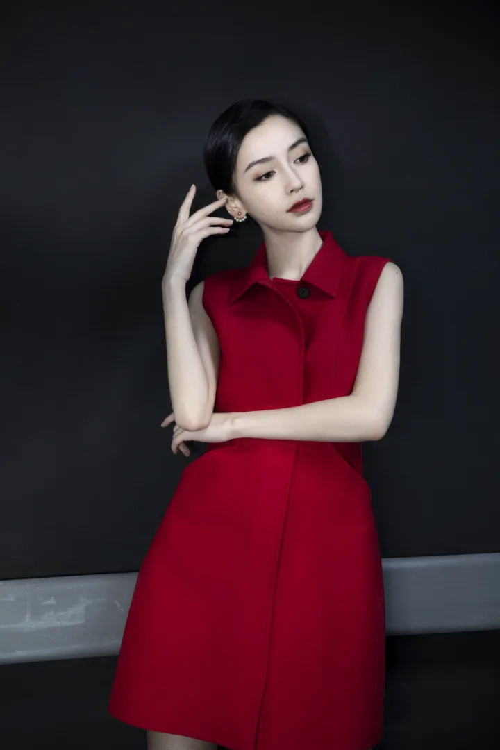 杨颖一身红裙惊艳亮相，白皙肌肤与修长玉腿 第4张