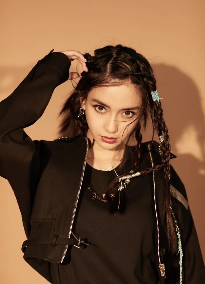 杨颖俏皮脏辫化身甜酷少女，精致脸蛋美得惊艳 第8张