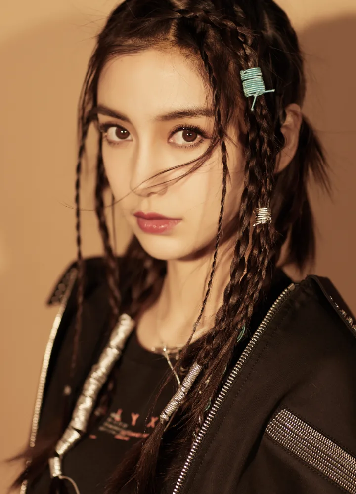杨颖俏皮脏辫化身甜酷少女，精致脸蛋美得惊艳 第4张