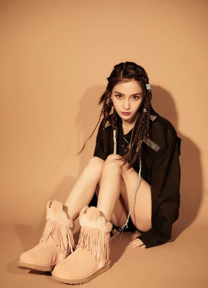 杨颖俏皮脏辫化身甜酷少女，精致脸蛋美得惊艳 第3张