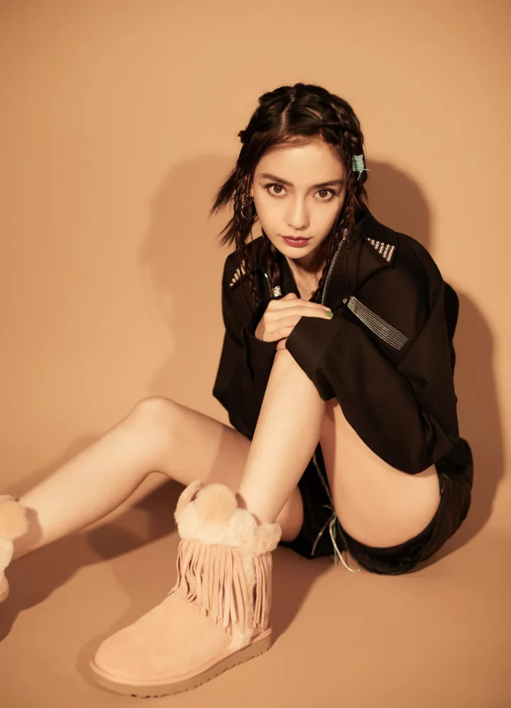 杨颖俏皮脏辫化身甜酷少女，精致脸蛋美得惊艳 第1张