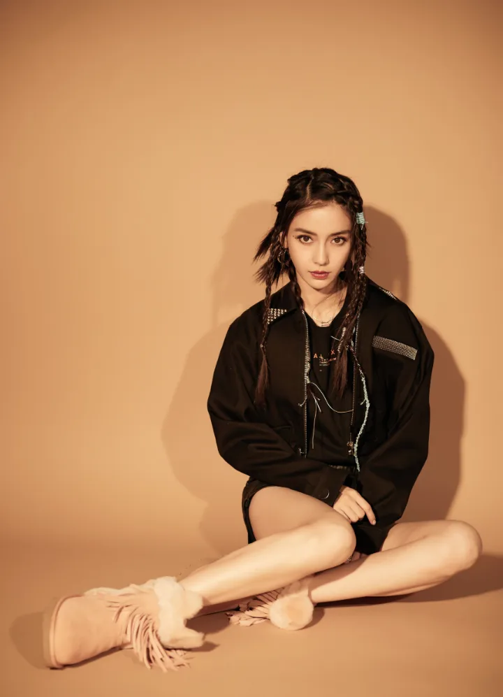 杨颖俏皮脏辫化身甜酷少女，精致脸蛋美得惊艳 第2张