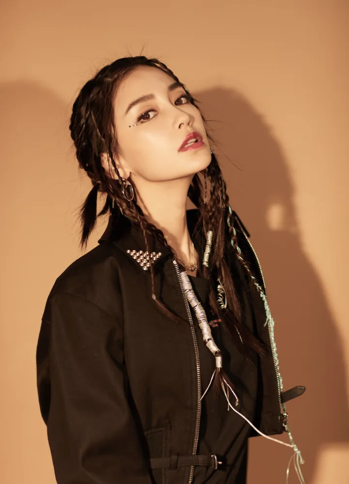 杨颖俏皮脏辫化身甜酷少女，精致脸蛋美得惊艳 第6张