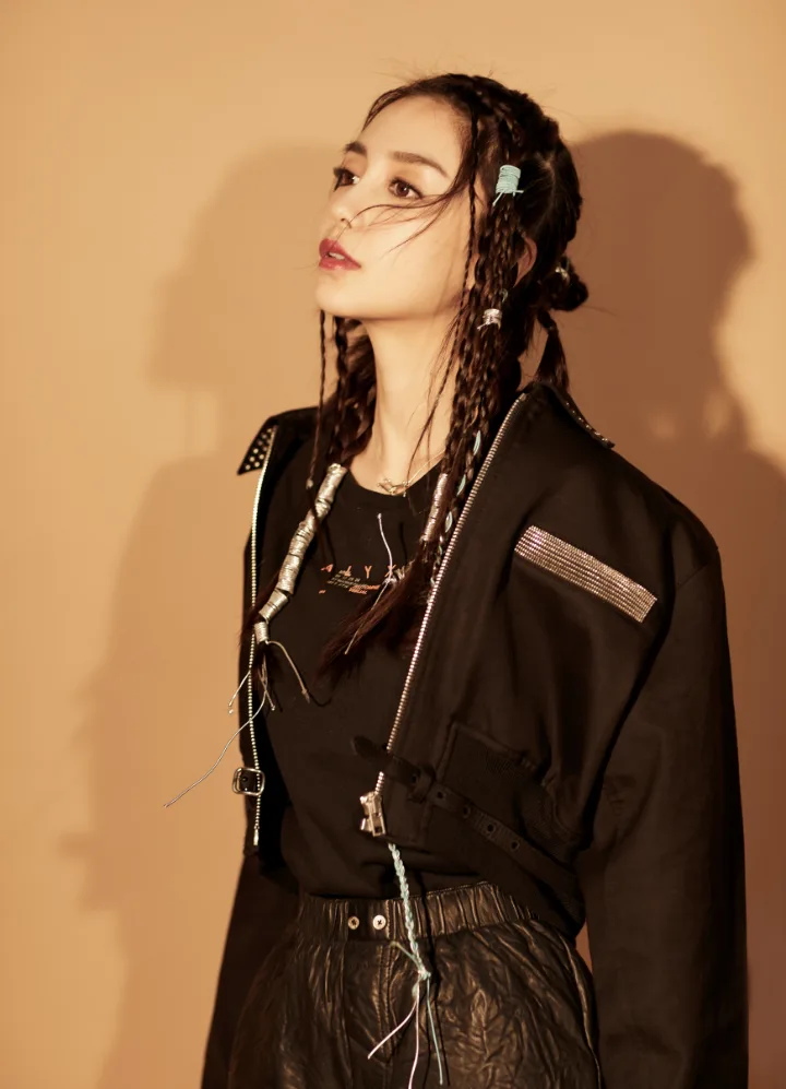 杨颖俏皮脏辫化身甜酷少女，精致脸蛋美得惊艳 第9张
