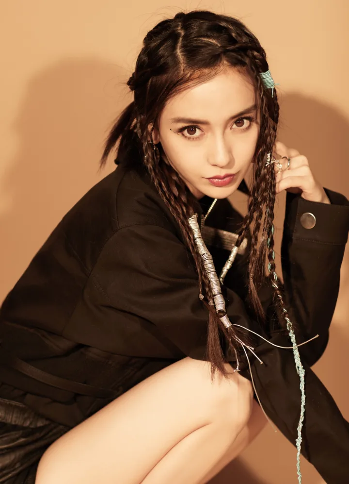 杨颖俏皮脏辫化身甜酷少女，精致脸蛋美得惊艳 第5张