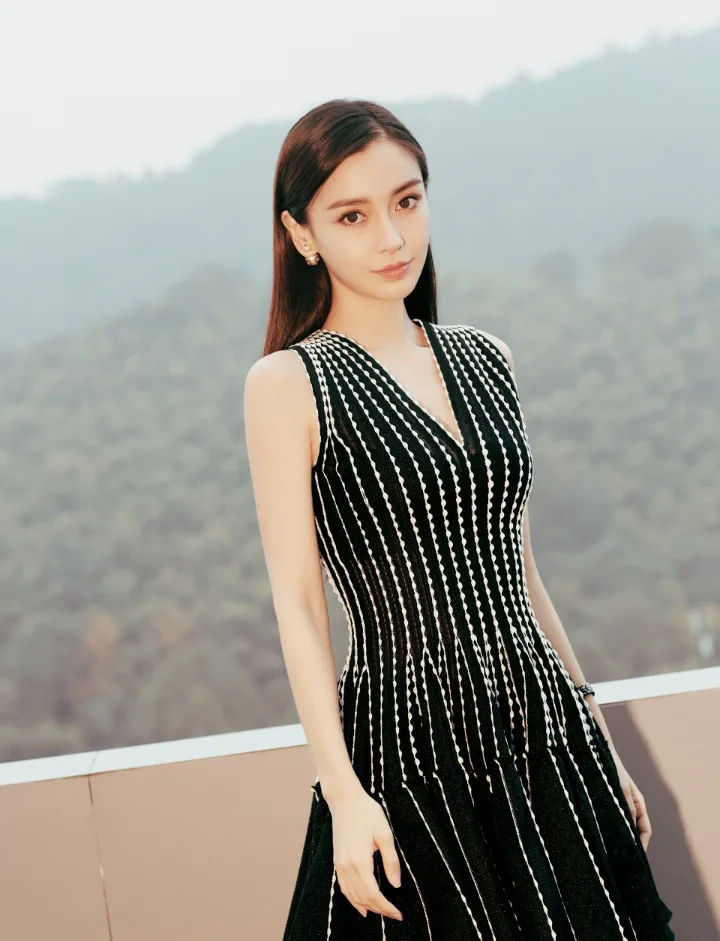 杨颖山景前一袭黑裙亭亭玉立，柔美眼神藏不住妩媚 第2张