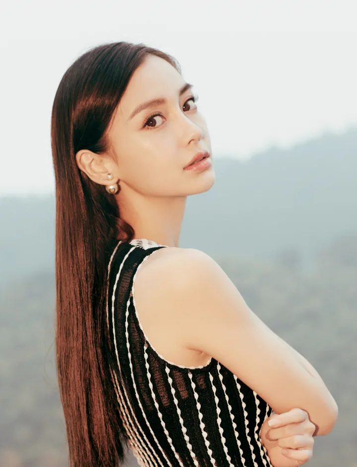 杨颖山景前一袭黑裙亭亭玉立，柔美眼神藏不住妩媚 第7张
