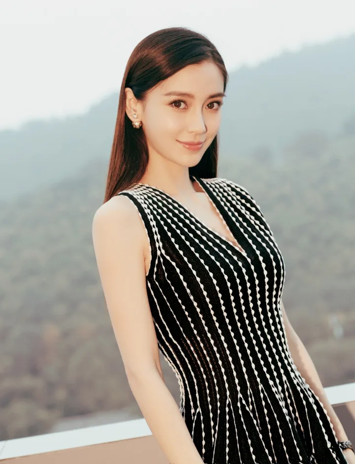 杨颖山景前一袭黑裙亭亭玉立，柔美眼神藏不住妩媚 第3张