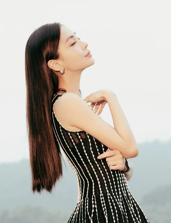 杨颖山景前一袭黑裙亭亭玉立，柔美眼神藏不住妩媚 第6张