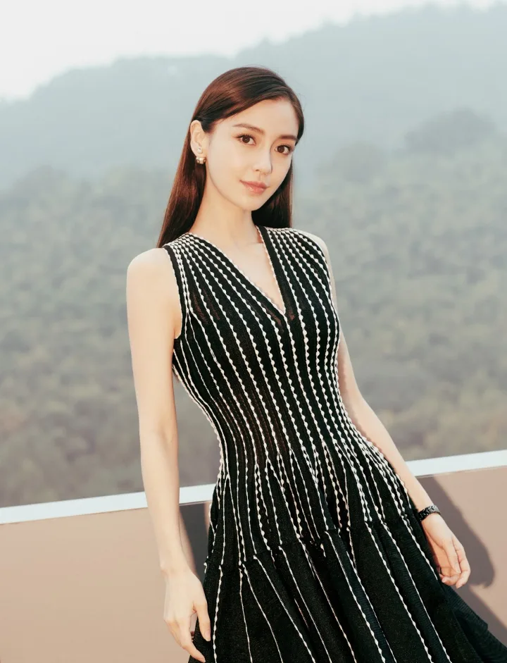 杨颖山景前一袭黑裙亭亭玉立，柔美眼神藏不住妩媚 第1张