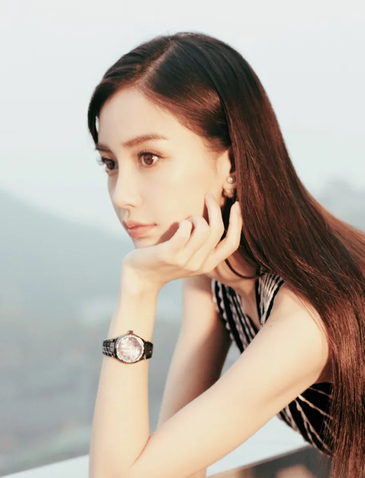 杨颖山景前一袭黑裙亭亭玉立，柔美眼神藏不住妩媚 第4张