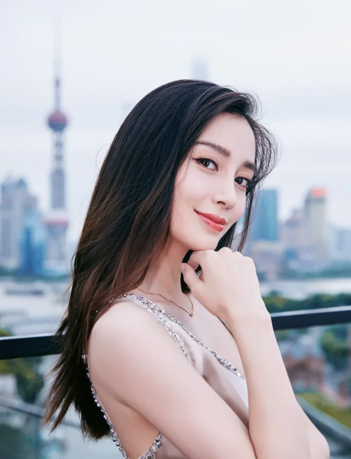 杨颖浅金色丝绸长裙温婉动人，垂坠裙摆尽显高级质感 第3张