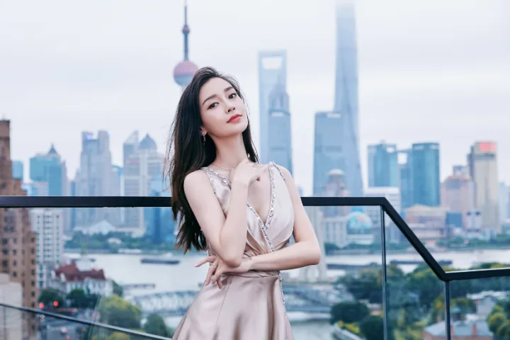杨颖浅金色丝绸长裙温婉动人，垂坠裙摆尽显高级质感 第4张