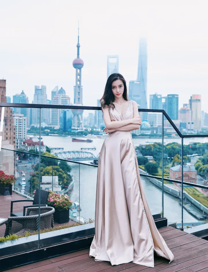 杨颖浅金色丝绸长裙温婉动人，垂坠裙摆尽显高级质感 第8张