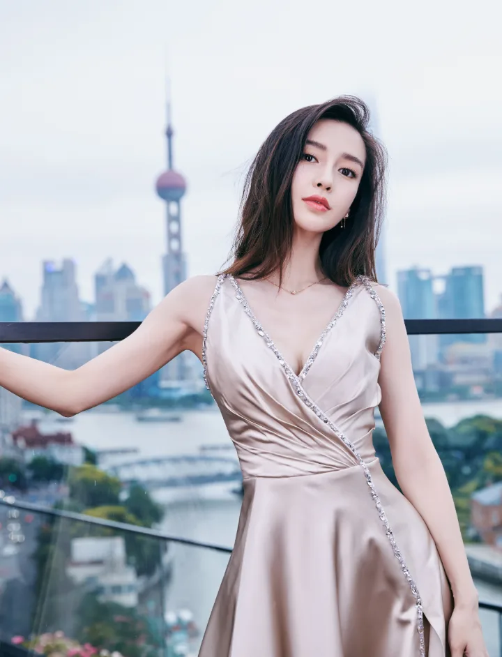杨颖浅金色丝绸长裙温婉动人，垂坠裙摆尽显高级质感 第6张