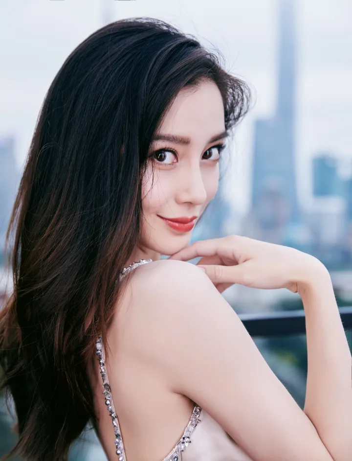 杨颖浅金色丝绸长裙温婉动人，垂坠裙摆尽显高级质感 第1张