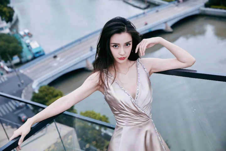杨颖浅金色丝绸长裙温婉动人，垂坠裙摆尽显高级质感 第7张