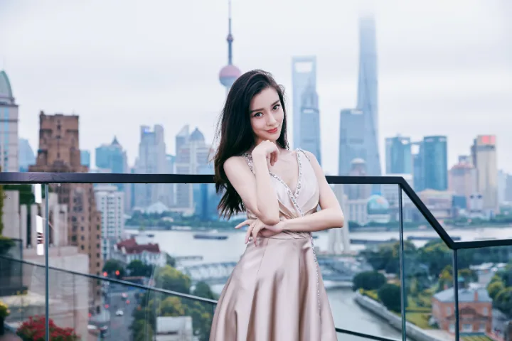 杨颖浅金色丝绸长裙温婉动人，垂坠裙摆尽显高级质感 第5张