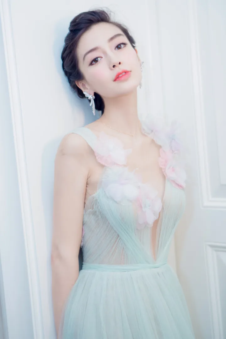 杨颖清新造型宛若花仙子，轻盈裙摆衬出窈窕身姿 第5张