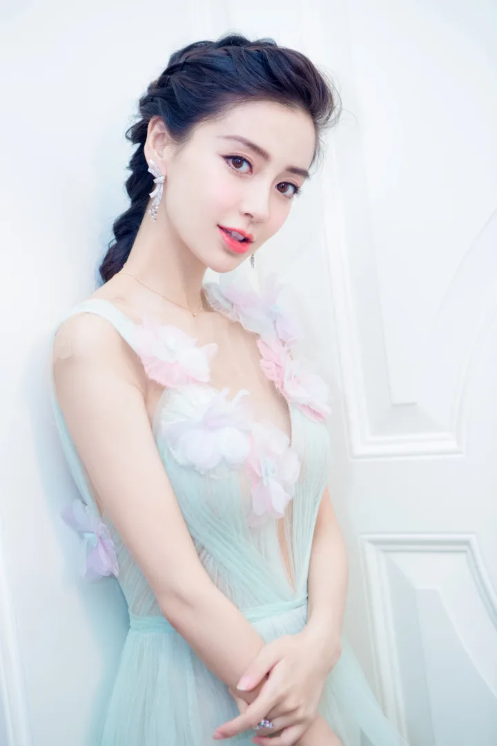 杨颖清新造型宛若花仙子，轻盈裙摆衬出窈窕身姿 第4张