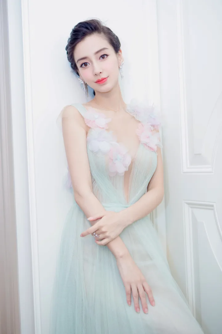 杨颖清新造型宛若花仙子，轻盈裙摆衬出窈窕身姿 第3张