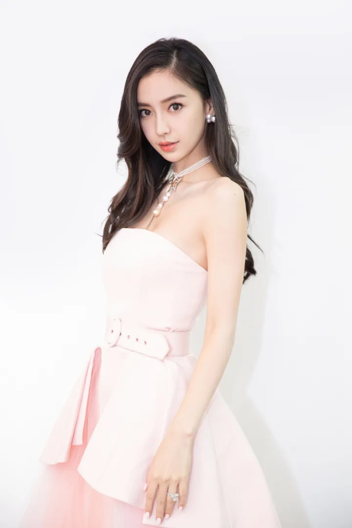 杨颖粉色抹胸纱裙甜美动人，香肩锁骨尽显温柔性感 第1张