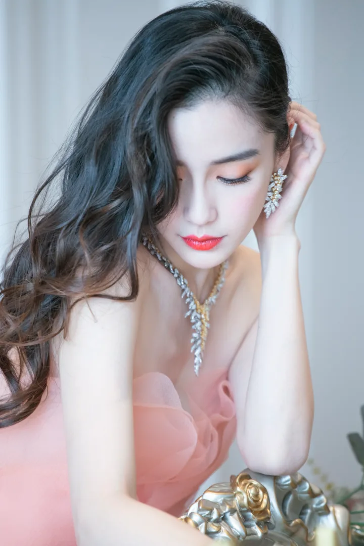 杨颖粉色抹胸长裙仙气十足，微卷长发搭配璀璨珠宝 第3张